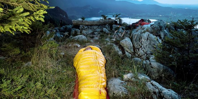 Plustert gut: Bei Bergtouren ist ein leichter und dennoch wärmender Schlafsack eine Menge wert. Plustert gut: Bei Bergtouren ist ein leichter und dennoch wärmender Schlafsack eine Menge wert.