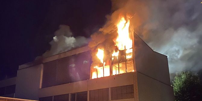 Wohnungsbrand in einem Bürogebäude