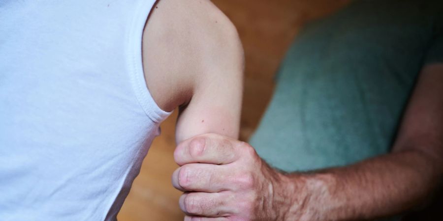 Knapp 60.000 Kinder und Jugendliche sind nach Angaben des Statistischen Bundesamts im vergangenen Jahr Opfer von Vernachlässigung oder Gewalt geworden.