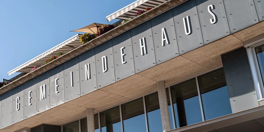 Beschriftung des neuen Gemeindehaus Wünnewil-Flamatt.