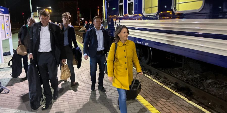 Aussenministerin Annalena Baerbock reiste in der Nacht zu Samstag mit einem Sonderzug und einer kleinen Delegation von Polen aus nach Kiew.