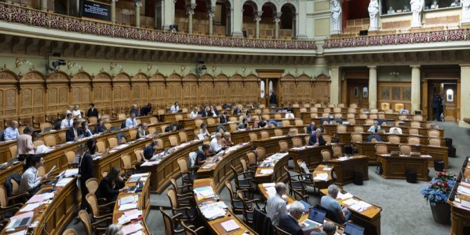 Wenige Nationalräte debattieren während der Sommersession der Eidgenössischen Räte, am Donnerstag, 16. Juni 2022, im Bundeshaus in Bern. Nationalrat Bern