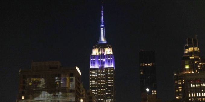Nach dem Tod von Queen Elizabeth erstrahlte das Empire State Building in New York in Silber und Violett. Queen Elizabeth