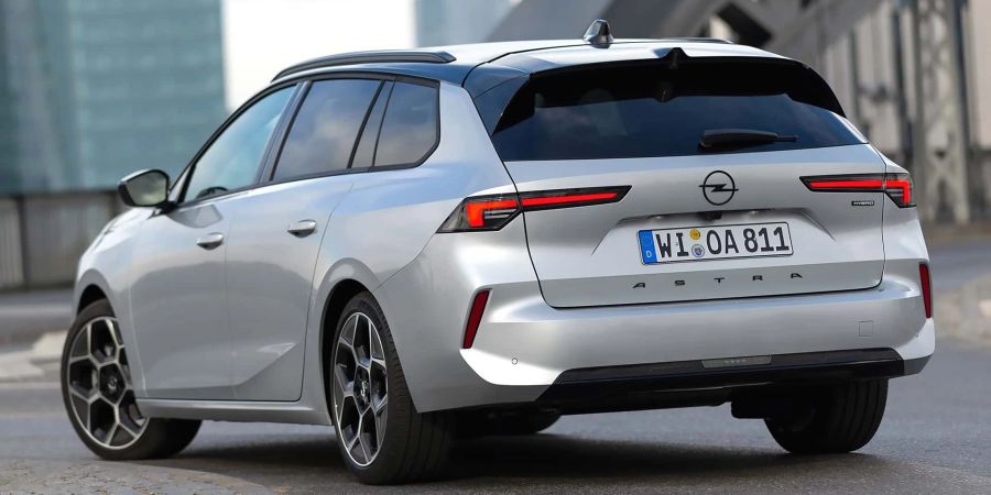 Für jeden Geschmack den passenden Antrieb: der neue Opel Astra als Fünftürer oder Sports Tourer.