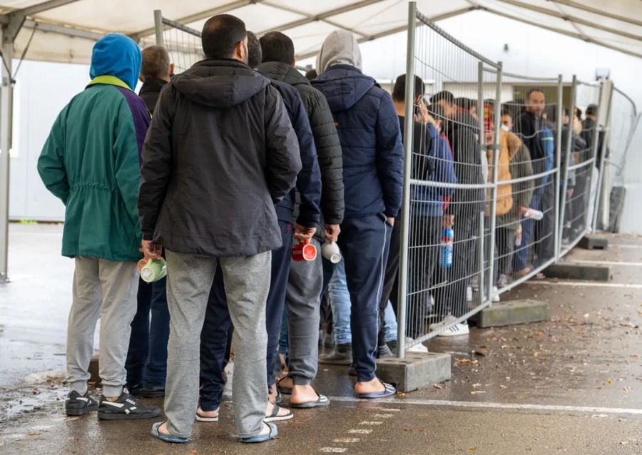 Er würde unter anderem dunkelhäutige Menschen gegenüber den anderen bevorzugen. (Symbolbild)