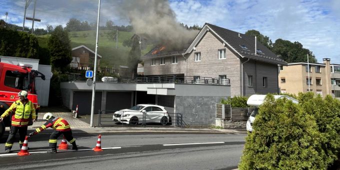 Schindellegi SZ - Hausdach gerät durch Photovoltaikanlage in Brand