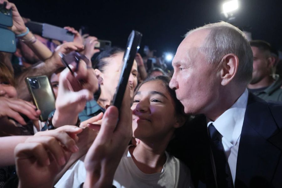 Russlands Präsident Wladimir Putin mischt sich in der russischen Stadt Derbent unters Volk.