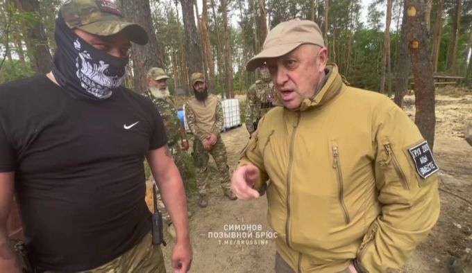 Wagner-Chef Jewgeni Prigoschin unterhält sich im Ukraine-Krieg mit einem seiner Kämpfer. Ukraine Krieg