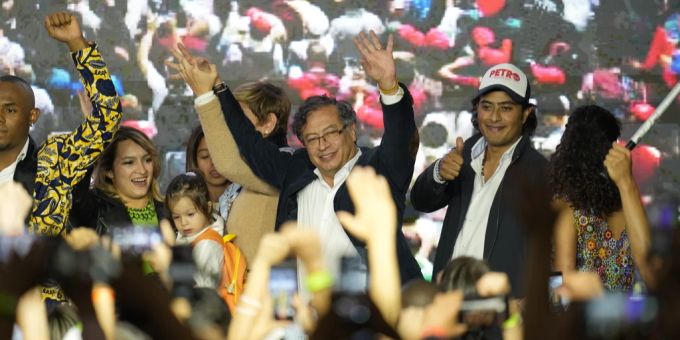 Petro Gustavo (Mitte) neben seinem Sohn Nicolás, der in einen Geldwäscherei-Skandal verwickelt ist. Gustavo mit Sohn Nicolás