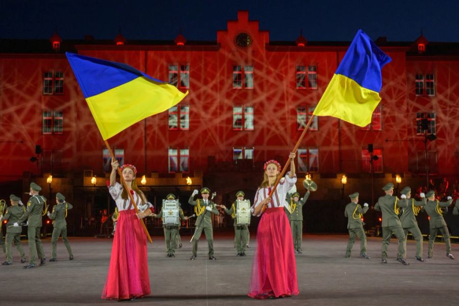 Fahnenträgerinnen der Brass Band of the 194th Pontoon Bridge Brigade aus der Ukraine.