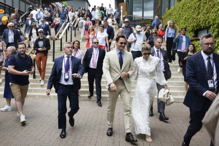 Roger Federer und Mirka im Anmarsch zum Centre Court in Wimbledon.