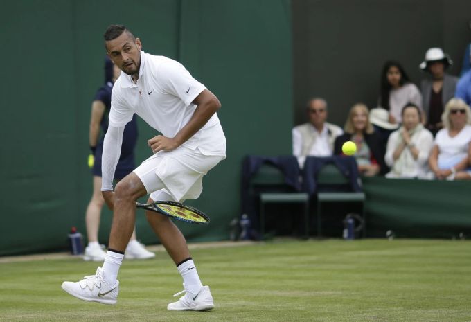 Nick Kyrgios spielte in Wimbledon 2019 mit einem langen Ärmel, um seine Narben zu bedecken. Nick Kyrgios
