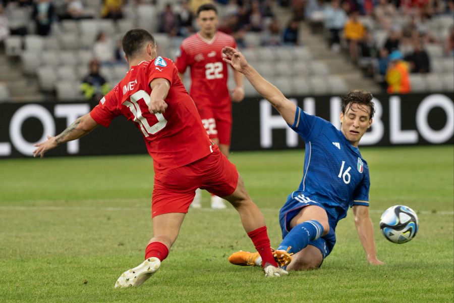 Kastriot Imeri wird gefoult. Kein Penalty entscheidet der Schiedsrichter.