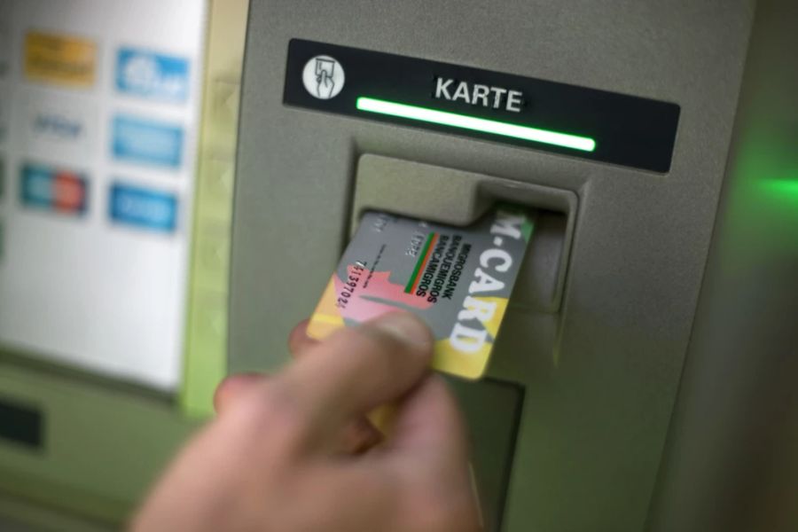 Kreditkarte in Migros-Bank-Maschine.