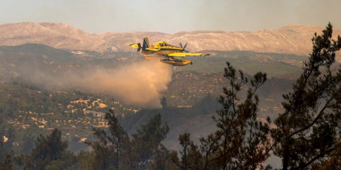Im Einsatz gegen die Flammen standen am Sonntag auch zehn Löschflugzeuge und acht Hubschrauber. Flammen Rhodos