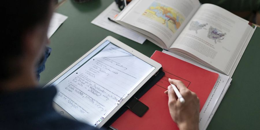 In Schweizer Gymnasien sollen einheitliche Regeln betreffend Schwerpunkte, Länge der Maturität und Austauschprogramme gelten. Der Bundesrat hat eine entsprechende Revision verabschiedet. (Themenbild)