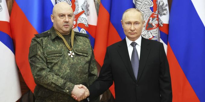 Der russische Vizegeneralstabschef Sergej Surowikin (links) mit Präsident Wladimir Putin. Sergej Surowikin Putin