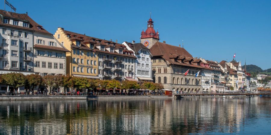 Der Ausblick auf die Altstadt und die Reuss in der Stadt Luzern.