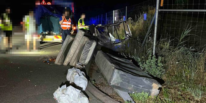 A1 bei Olten: Lieferwagen mit Anhänger kollidiert mit Leiteinrichtung und verliert Teil seiner Ladung. A1 bei Olten