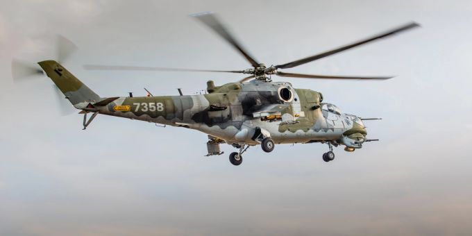 Ein Kampfhubschrauber in der Luft. (Symbolbild) kampfhubschrauber russland ukraine krieg