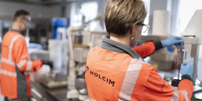 Arbeiter beim Unternehmen Holcim. (Symbolbild) Arbeiter Holcim