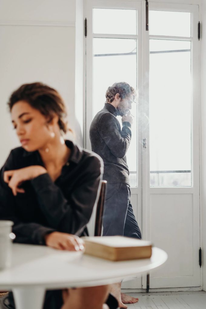 Weil man Angst vor dem Singledasein hat, akzeptiert man problematisches Verhalten. Beziehung Paar