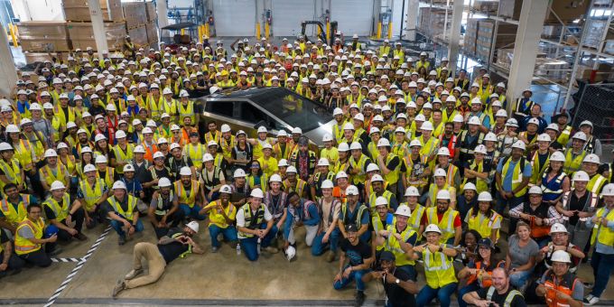 Das Team der Tesla Gigafactory in Texas mit dem allerersten Cybertruck. Tesla Cybetruck