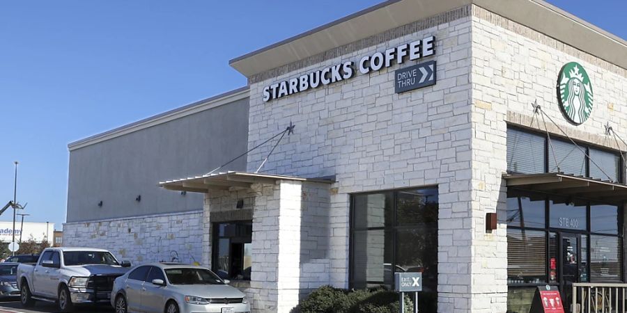 Die Kundschaft bestellt ihren Kaffee in den USA aus dem Auto heraus. In der Schweiz schweben dem Kaffeehauskonzern Starbucks ähnliche Filialen vor. (Archivbild)