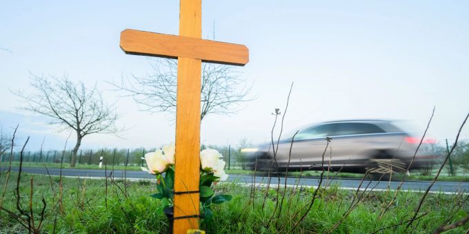 Die Zahl der Verkehrstoten in Deutschland ist im Jahr 2023 gestiegen. verkehrstote gestiegen deutschland