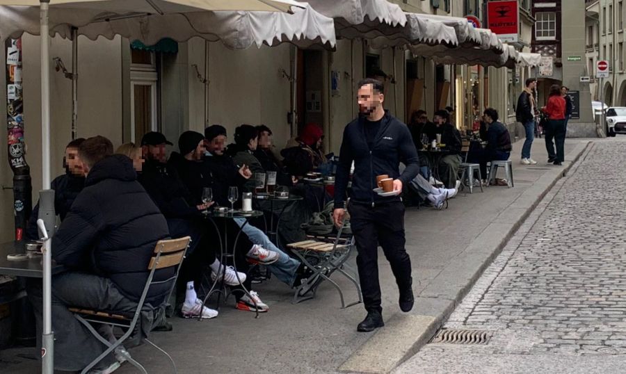 Auch das Café des Pyrénées hat am Sonntag geöffnet – und ist ausgesprochen ausgeladen.