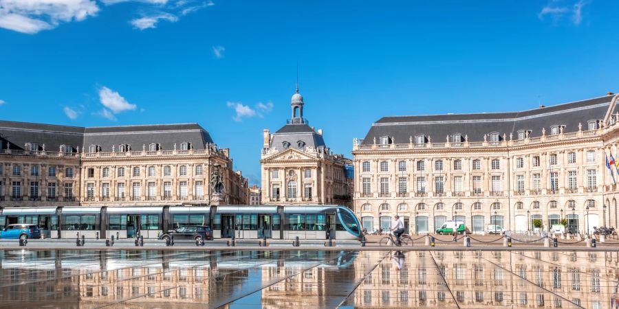 bordeaux, frankreich, blauer himmel