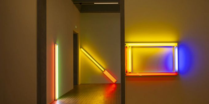 Lichtinstallationen von Dan Flavin in dessen Retrospektive «Dan Flavin - Widmungen aus Licht» im Kunstmuseum Basel. Dan Flavin