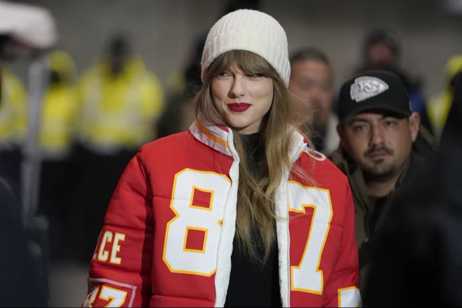 Taylor Swift trägt eine Jacke der Kansas City Chiefs mit der Nummer von Travis Kelce, beim Eintreffen zum Playoff-Spiel der Chiefs gegen die Miami Dolphins, am Samstag, 13. Januar 2024, in Kansas City, Missouri.