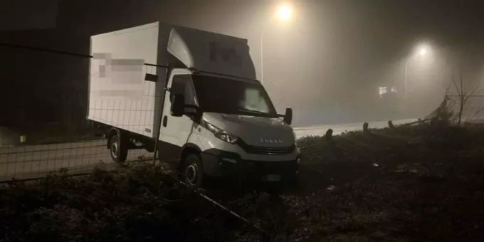 Solothurn: Parkierter Lieferwagen wird durch unbekanntes Auto massiv beschädigt. Unfall in Solothurn