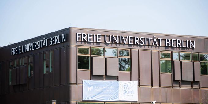 Laut der Universität ist nach derzeitiger Rechtslage eine Exmatrikulation von Studierenden aus Ordnungsgründen nicht möglich. Universität Berlin
