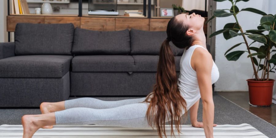 Frau Yoga Wohnzimmer Matte