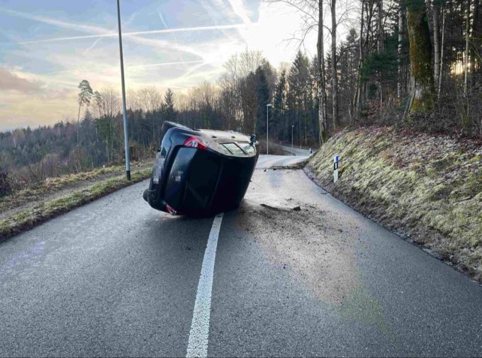 Am Auto entstand ein Totalschaden. Totalschaden