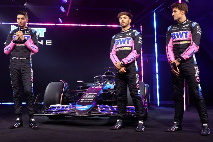 Esteban Ocon (li.) bei der Team-Präsentation von Alpine. Formel 1 Esteban Ocon