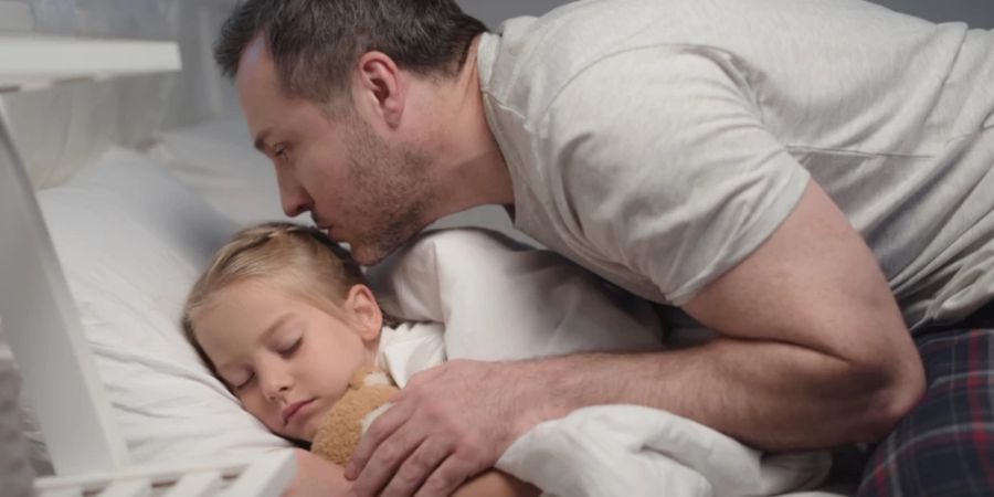 Wenn Sie Ihre Umgebung ruhiger halten, dann kommen die Kinder am Abend auch besser zur Ruhe.