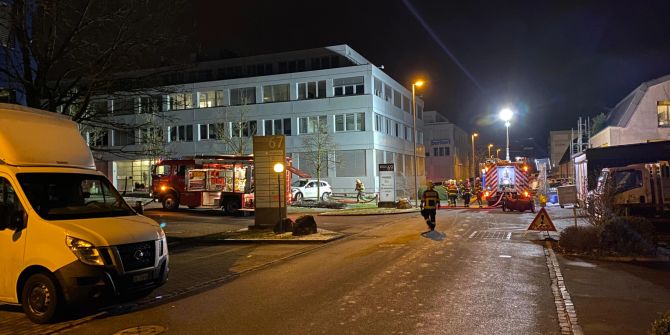 Feuerwehreinsatz in Gewerbegebiet.