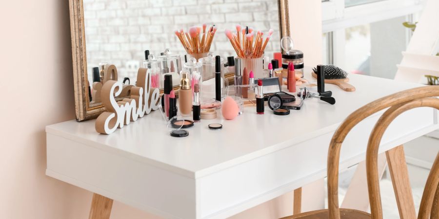 Ein Schminktisch bewahrt Beauty-Produkte ordentlich auf und eignet sich gleichzeitig für die tägliche Make-up Routine.