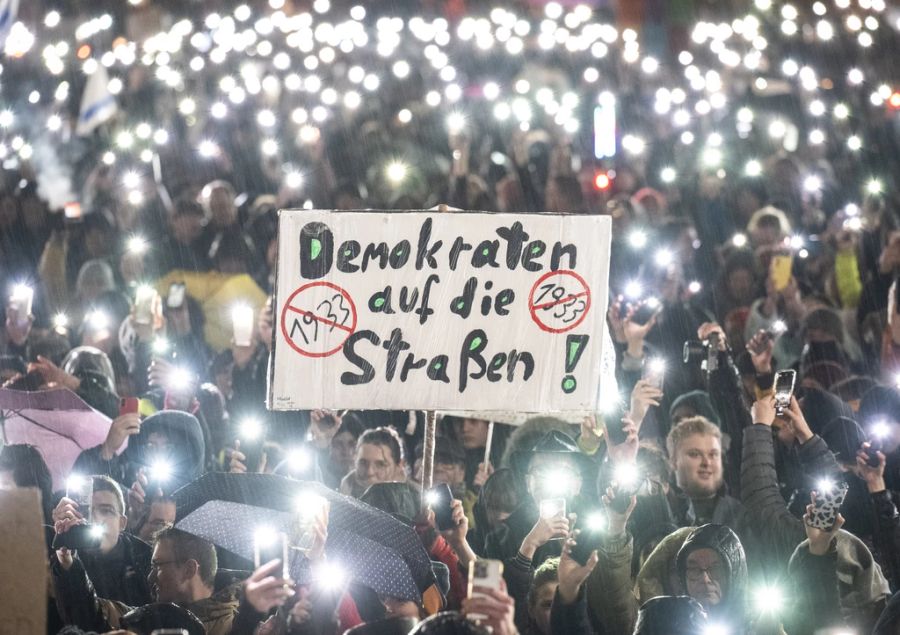 Während das Ampel-Regierungsbündnis an Vertraue verlor, konnte die AfD zulegen. Auf Deutschlands Strassen kommt es deshalb zu Protesten.