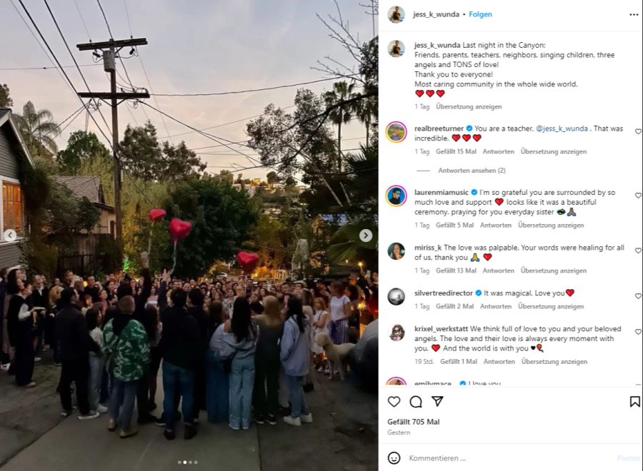 Mit Luftballons in Herzform verabschiedeten sich Freunde und Bekannte vom Schauspieler und den Töchtern.