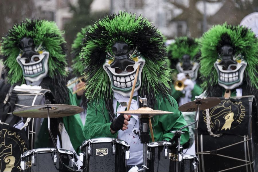 Die Basler Fasnacht ist bekannt für ihre scharfzüngigen Verse und gewagten Themen.