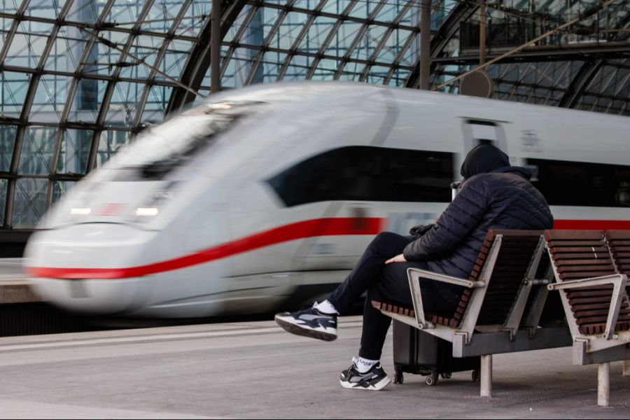 Dadurch wollten noch mehr Menschen im gleichen Zug fahren – und die Sitzplätze wurden zum knappen Gut.