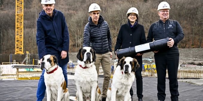 Im Einsatz für Bernhardinerhunde: Staatsratspräsident Christophe Darbellay, Architekt Nicolas Meilland, die Stadtpräsidentin von Martigny, Anne-Laure Couchepin Vouilloz, sowie der Präsident der Stiftung Barryland, Jean-Maurice Tornay. barryland