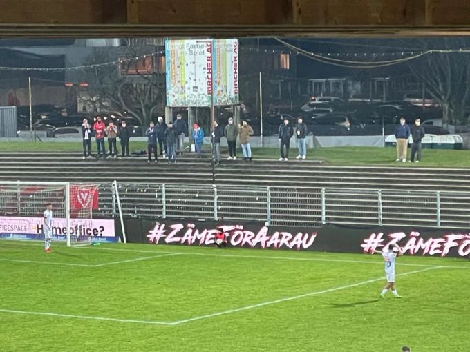 Aus Vaduz sind nur einige wenige Fans nach Aarau mitgereist – der Auswärtsblock bleibt am Freitagabend fast leer. FC Vaduz