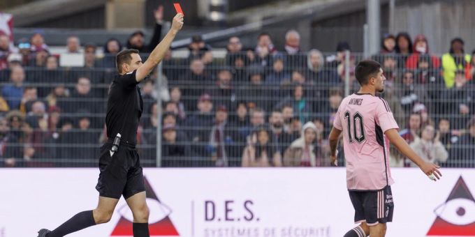 Enzo Crivelli von Servette muss bereits nach einer guten halben Stunde mit Rot vom Platz. Enzo Crivelli Servette.