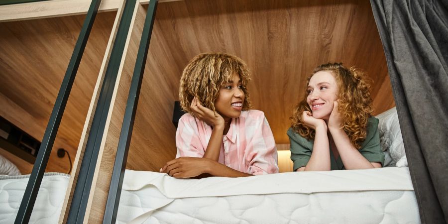 Zwei Frauen auf Hostelbett