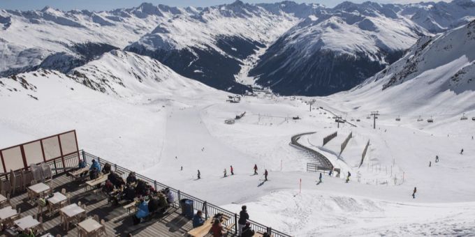 Davos ist sowohl im Winter als auch im Sommer eine beliebte Destination in den Bergen. Davos